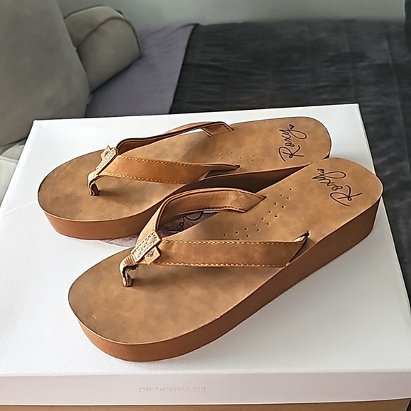 Roxy Suede Platform Flip Flop Sandals, Size 10 - Picture 3 of 4